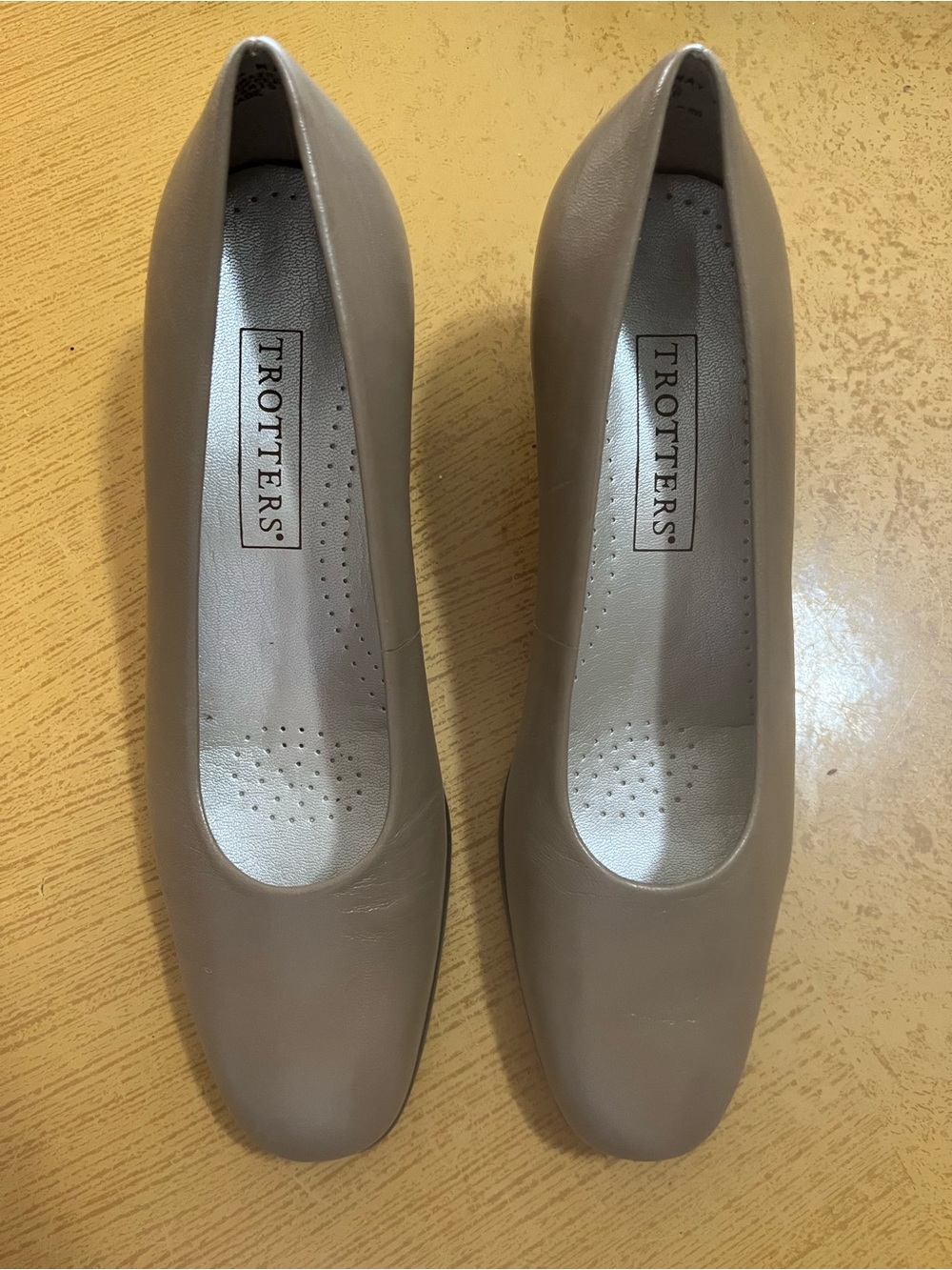 Trotters Taupe Soft Leather Rounded Square Toe Pump Women’s Size 8